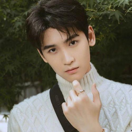 娱乐圈吃瓜男的叫什么,他是如何成为热门话题的?